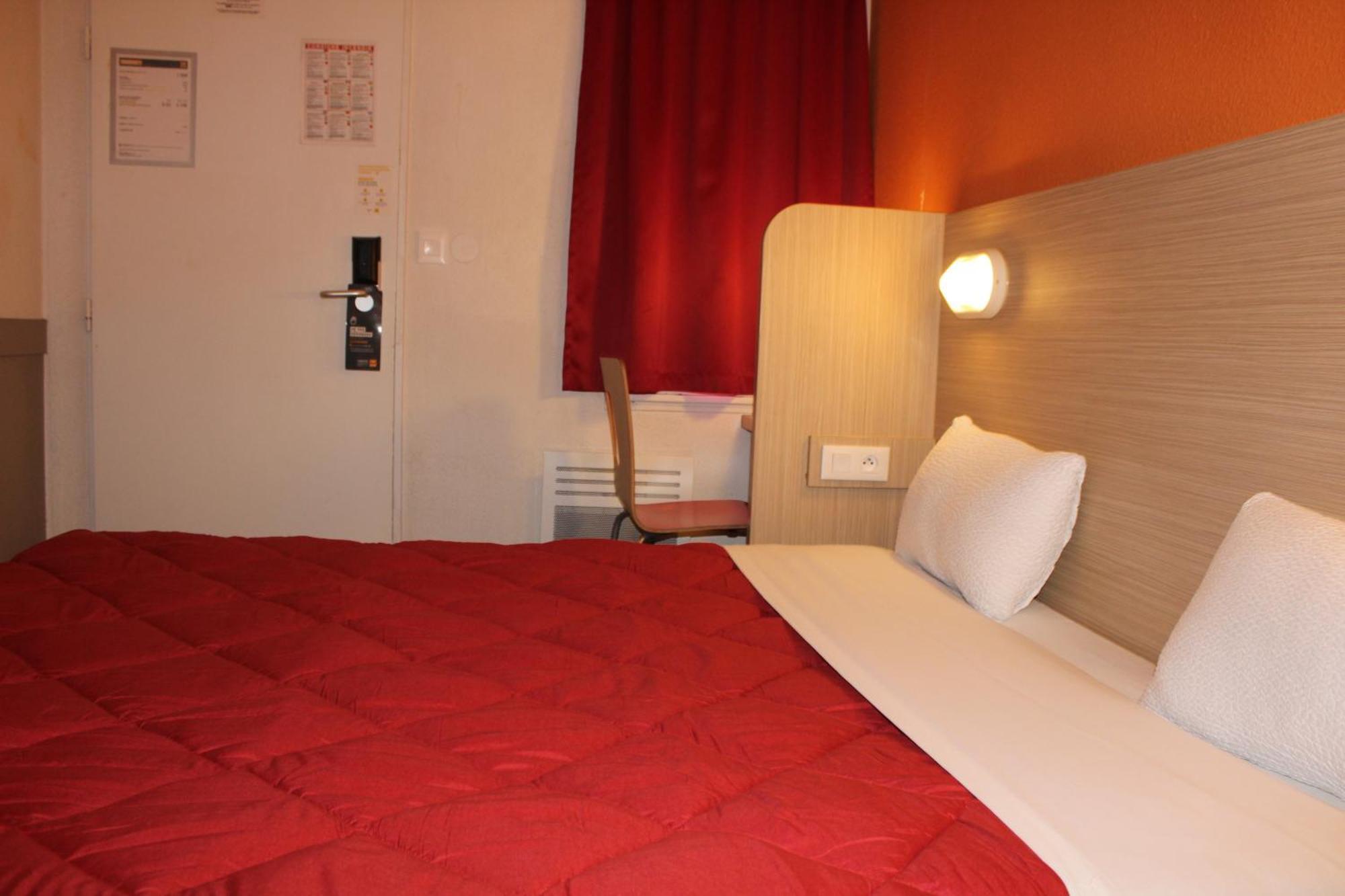 Premiere Classe St Quentin En Yvelines Elancourt Trappes Exterior photo