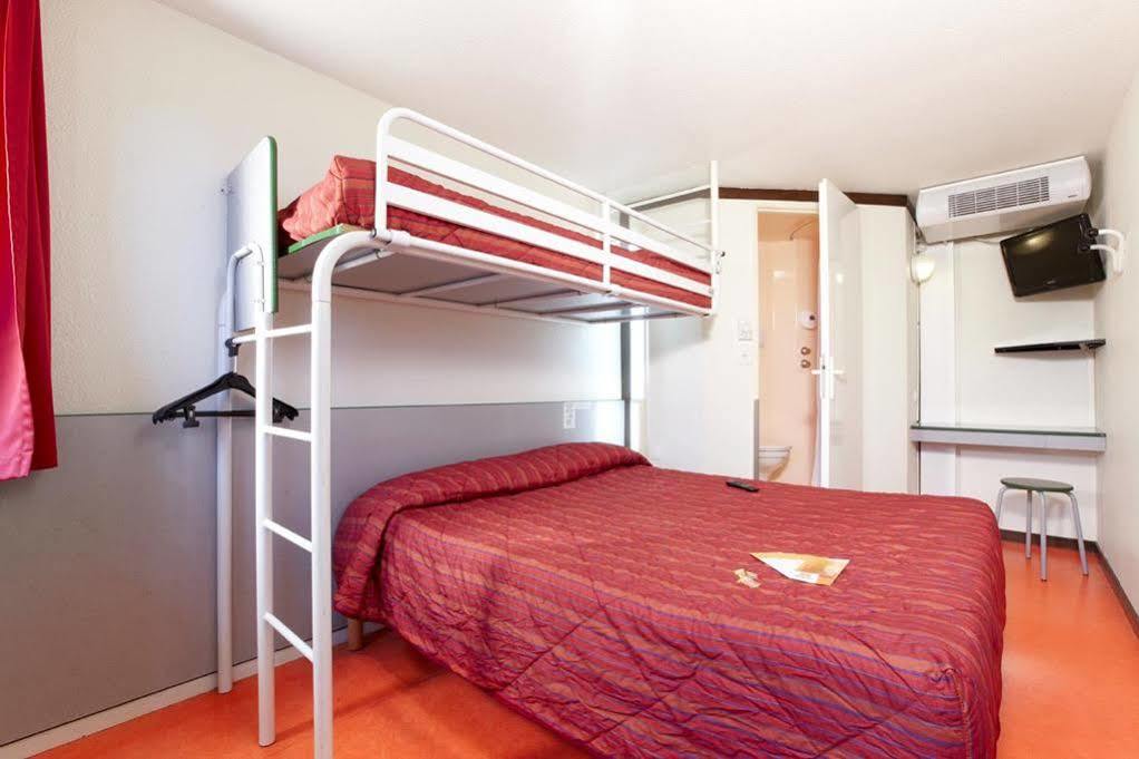 Premiere Classe St Quentin En Yvelines Elancourt Trappes Exterior photo