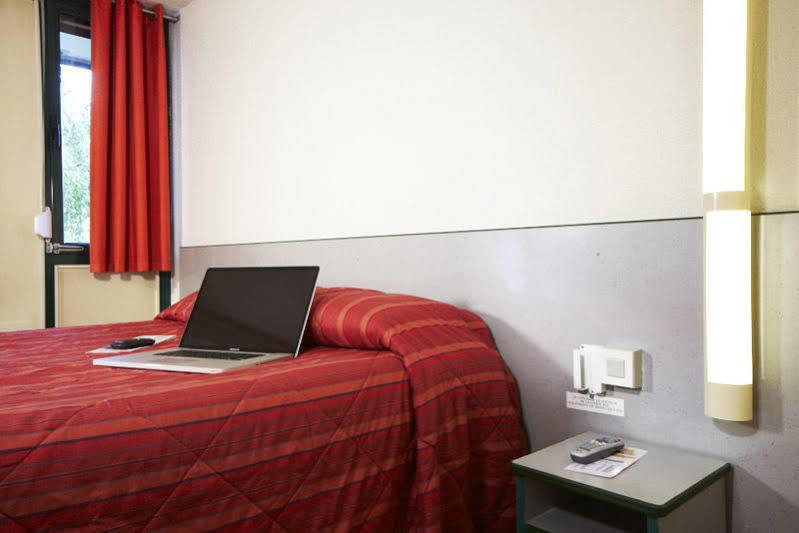 Premiere Classe St Quentin En Yvelines Elancourt Trappes Exterior photo