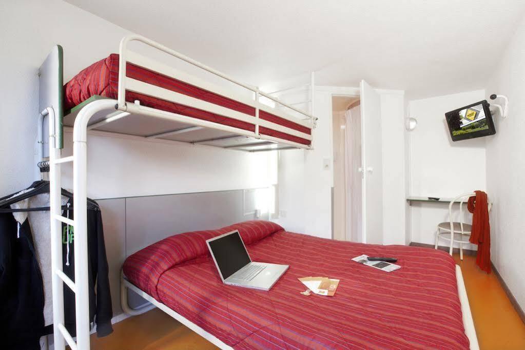 Premiere Classe St Quentin En Yvelines Elancourt Trappes Exterior photo